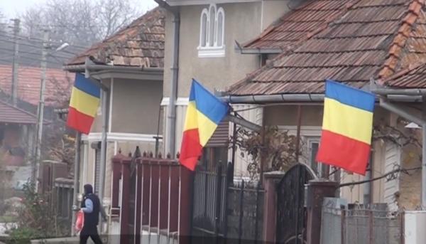 Pregătiri pentru ziua de 1 Decembrie! Fiecare casă are tricolorul ei, lângă Alba Iulia