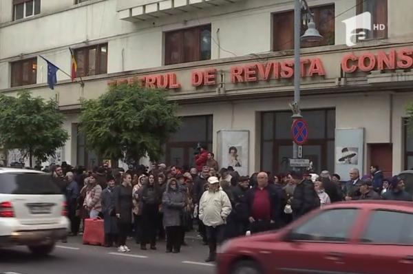 Ultimele aplauze pentru Stela Popescu! Sute de oameni au venit la Teatrul 'Constantin Tănase' să-şi ia adio de la doamna teatrului şi filmului românesc