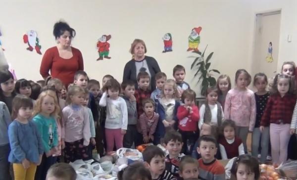 Generoşi de mici: preşcolarii din Târgu Lăpuş au pregătit surprize dulci pentru copiii sărmani