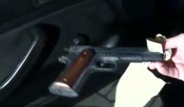 Cel mai neinspirat traficant de arme? Un bărbat din Dâmboviţa a încercat să vândă un pistol unui poliţist