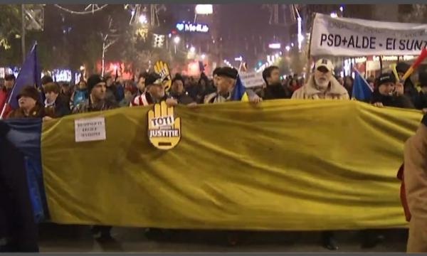 Românii ies din nou în stradă. Sunt deja proteste de amploare în Bucureşti