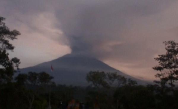 Doi români sunt blocaţi pe insula Bali, ameninţată de erupţia vulcanului ucigaş