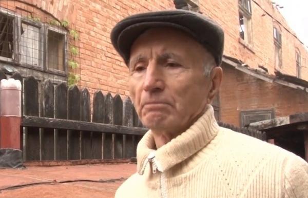 Un fost muzeu dezafectat din Moreni e coşmarul unui cuplu de bătrâni: "Am făcut atac de panică!"