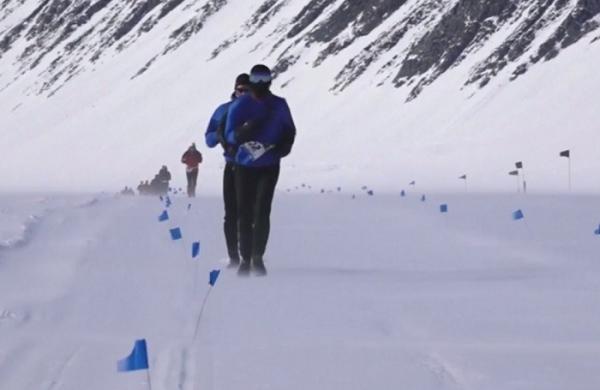 55 de participanţi au alergat la Maratonul Îngheţat din Antarctica