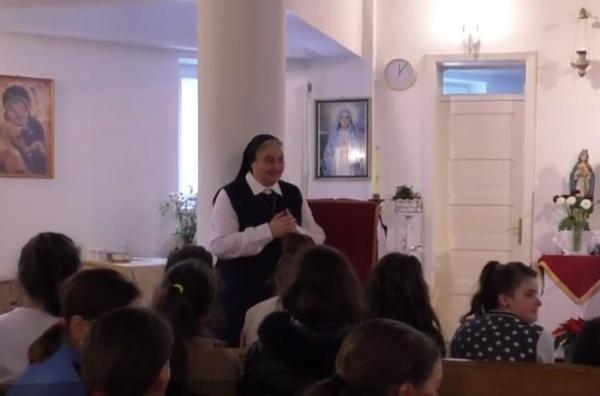 Minunile pe care 12 măicuţe le fac pentru copiii orfani de care au grijă: unul e medic rezident la Paris, doi sunt acum profesori, doi ingineri