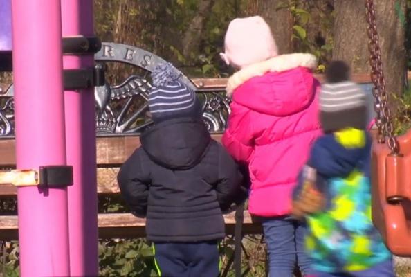 Un sfert de milion de copii din România cresc departe de părinţii plecaţi la muncă în străinătate