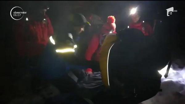 Misiune contracronometru pentru recuperarea a zeci turişti rămaşi blocaţi în Munţii Bucegi! (VIDEO)