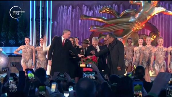 Magia sărbătorilor a cuprins New Yorkul. Luminiţele celebrului brad de la Rockefeller s-au aprins! (Video)