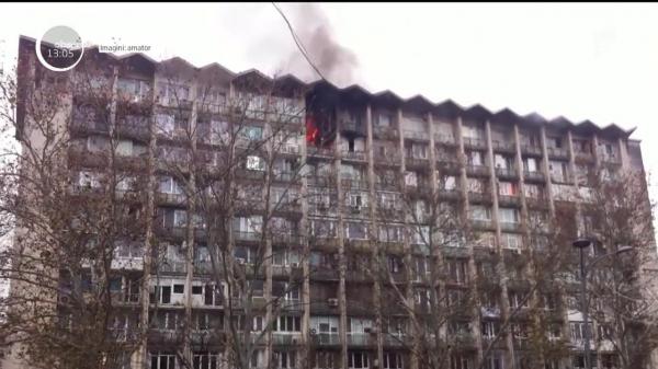 Panică în centrul Capitalei. O femeie a ajuns la spital în urma incendiu violent din blocul de pe Magheru (Video)