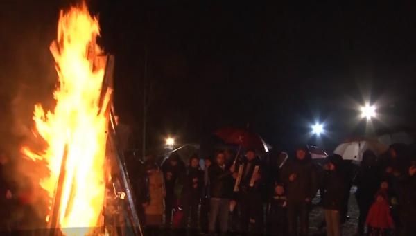 Petrecerea de Ziua Naţională a început mai devreme la Sinaia! Turiştii s-au adunat la un foc de tabără