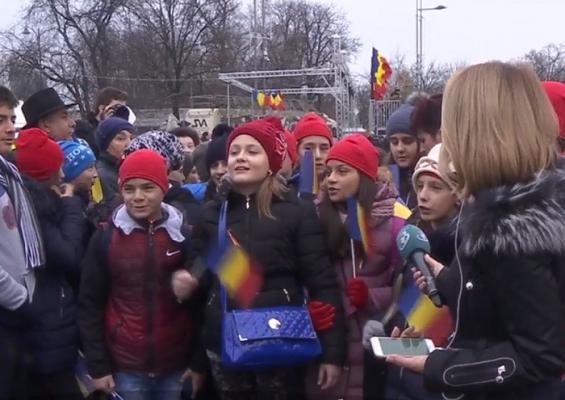 Cadou unic de Ziua Naţională pentru 159 de copii, din partea Fundaţiei Mereu Aproape. Pentru prima oară în viaţă au văzut o paradă de 1 Decembrie, de aproape