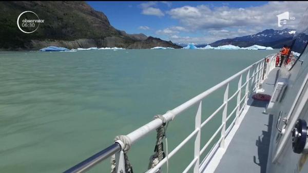 Noua atracţie turistică din Chile. Un uriaş aisberg de culoare pluteşte pe apele Pacificului (Video)