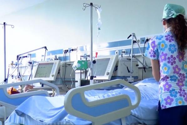 Pacienţii sunt puşi să aducă anestezic de acasă, un doctor a închis o secţie de urgenţă, şefii recunosc să sunt probleme, dar îl critică pe medic