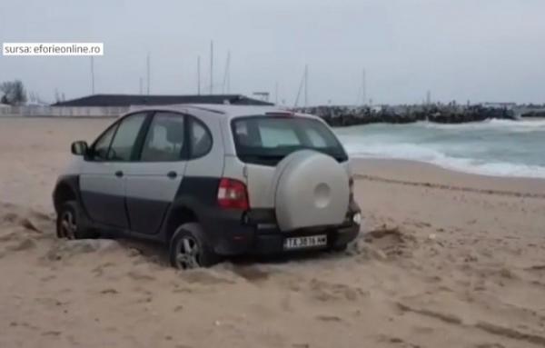 Un bărbat care s-a dus cu maşina pe plajă la Eforie riscă acum o amendă mai mare decât valoarea autoturismului