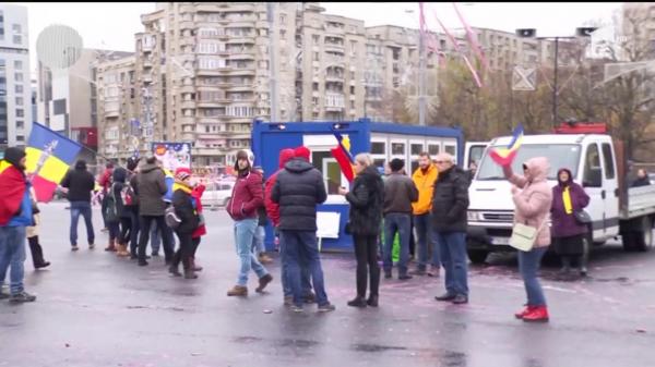 Protest în Piața Victoriei. Cel puţin o persoană a fost dusă la secția de poliție
