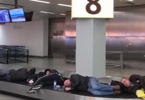 130 de pasageri ai unei curse TAROM şi-au petrecut noaptea pe aeroportul din Amsterdam