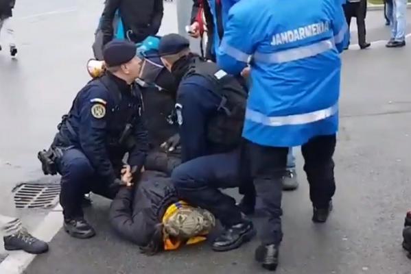 Anchetă după scandalul din Piaţa Victoriei, unde un pensionar a fost lovit, iar un protestatar a fost ridicat de jandarmi