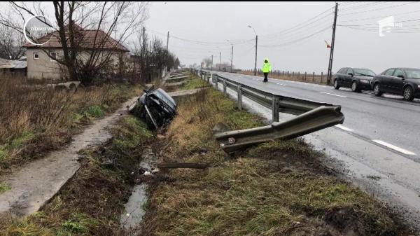 O familie din Cluj a ajuns la spital după ce maşina în care se aflau a intrat într-un şanţ de pe marginea dn17