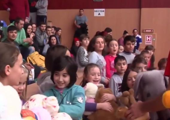 Suporterii echipei de baschet masculin Phoenix au aruncat în teren zeci de jucării la finalul meciului de ieri, pentru 50 de copii fără posibilităţi