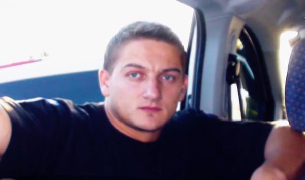 Momente critice pentru poliţistul tăiat cu sabia de un interlop sucevean. Medicii se tem pentru viaţa lui