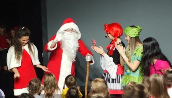 Spectacol pentru copii de Moș Nicolae. Evenimentul a fost organizat de Fundația Dan Voiculescu, în parteneriat cu UNESCO