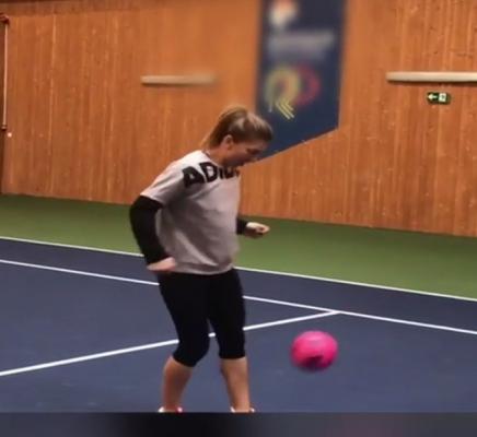 Simona Halep dovedeşte că este foarte bună şi la fotbal, nu doar la tenis!