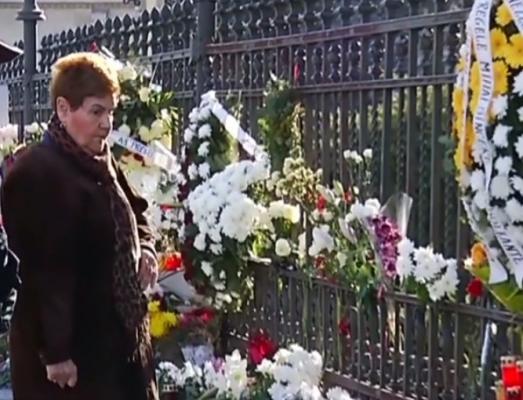 Altar de flori în faţa Palatului Regal din Bucureşti. Românii îşi iau adio de la Regele Mihai