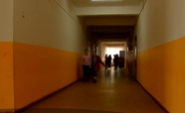 Cine este elevul de 16 ani din Constanţa, reţinut după ce a lovit-o și jignit-o pe profesoara lui de franceză