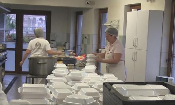 Tot mai mulți români comandă masa de Crăciun online, la firmele de catering