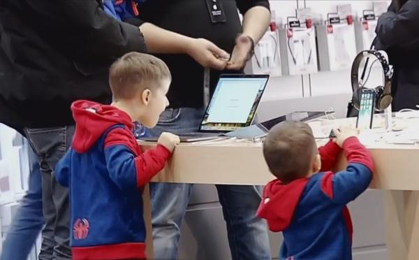 De sărbători, unii părinți ajung să cheltuiască mai mult decât le permite bugetul