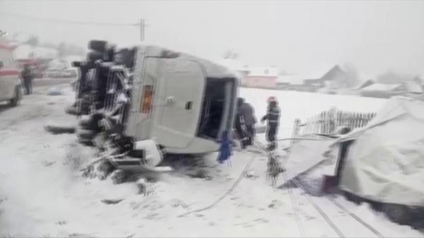 Grav accident în Harghita! Sunt 2 morţi şi 7 răniţi, printre care şi un copil de 2 ani, după ce un microbuz cu 20 de călători s-a răsturnat pe DN15