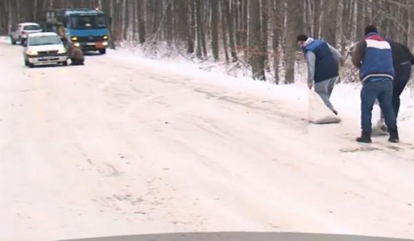 Patru oameni au murit din cauza drumurilor necurăţate. Iarna revine în forţă spre sfârşitul săptămânii