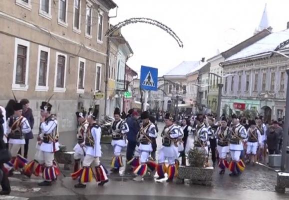 Căluşarii din Orăştie au pornit deja cu colindul