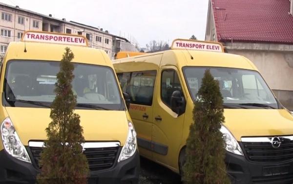700 de copii merg pe jos la şcoală, pentru că pe microbuzele care îi transportau s-a pus sechestru