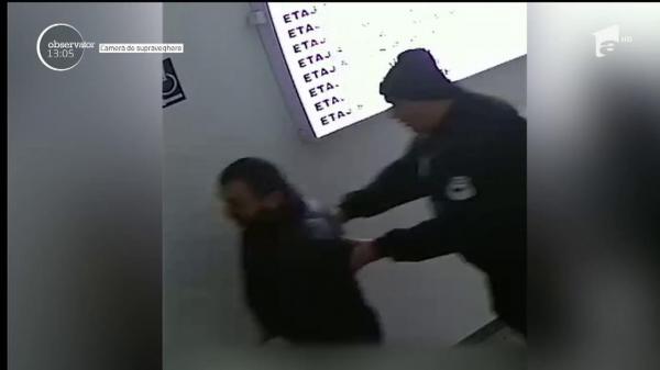 Imaginile bătăii din holul Spitalului Judeţean Botoşani. După ce îl ia la pumni pe paznic, agresorul se face nevăzut (Video)