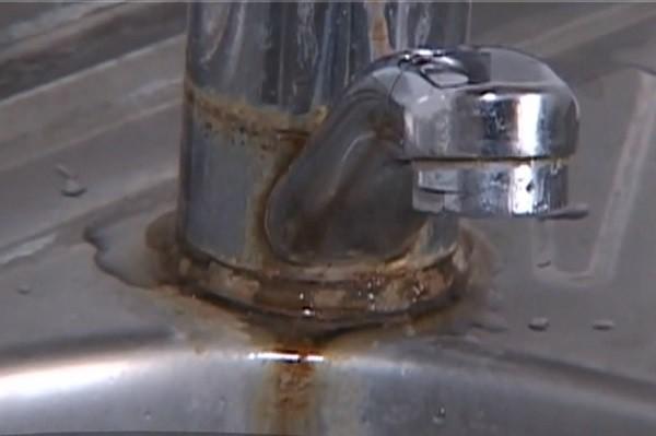 Anchetă de amploare la maternitatea din Târgu-Jiu, după ce au apărut în presă imagini cu geamurile saloanelor, cârpite cu prosoape şi pături