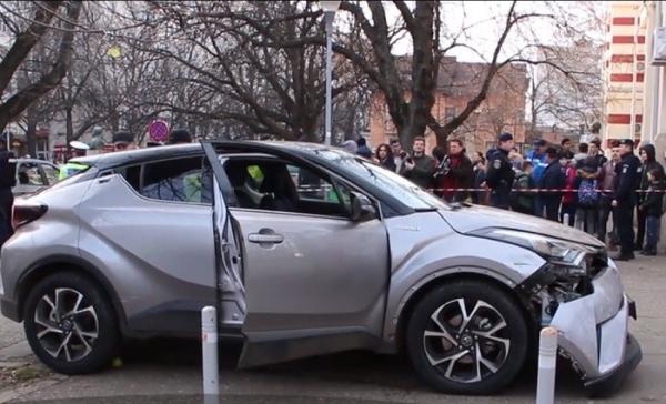 Motivul incredibil pentru care o directoare de şcoală din Buzău a intrat cu maşina, în viteză, într-un grup de oameni de pe trotuar