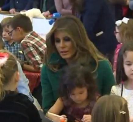Melania Trump a devenit ajutor de Moş Crăciun. Prima Doamnă a lumii a împărţit cadouri copiilor din familii greu încercate