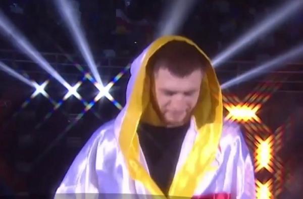 Mihai Leu îl încurajează pe Cristian "Hammer" Ciocan. Românul boxează în gala transmisă de AntenaPlay