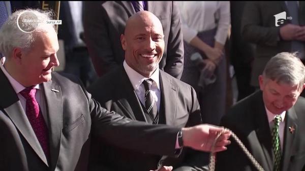 Dwayne Johnson din 'Fast and Furious' a primit o stea pe Bulevardul Celebrităţilor din Hollywood (Video)