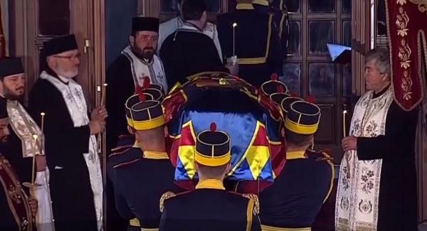 Înmormântarea Regele Mihai: Trupul Majestăţii Sale a fost condus de familie spre necropola regală de la Curtea de Argeș (Video)