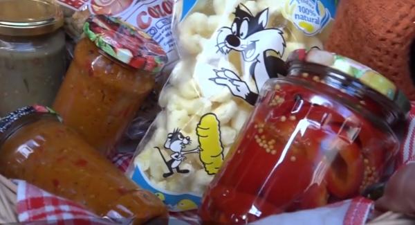 Românii plecaţi la muncă în străinătate primesc de acasă pachete cu bunătăţi pentru Crăciun