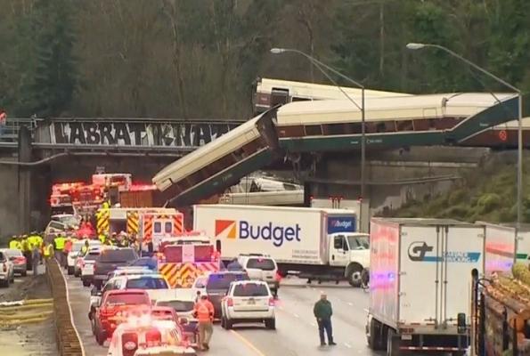 Trei morţi şi mai multe zeci de răniţi, după ce un tren a căzut peste o autostradă