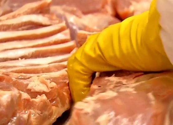 Carne vândută în condiţii mizere, într-una dintre cele mai mari Hale din Bucureşti