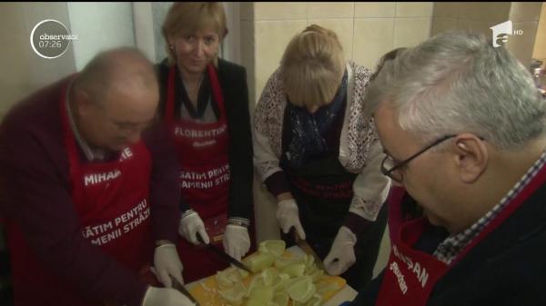 În prag de sărbători s-a gătit ca la armată pentru oamenii străzii din Bacău!