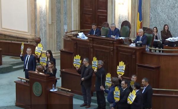 Prima lege a Justiţiei a fost adoptată cu scandal. Şedinţa din plenul Senatului a fost întreruptă zeci de minute