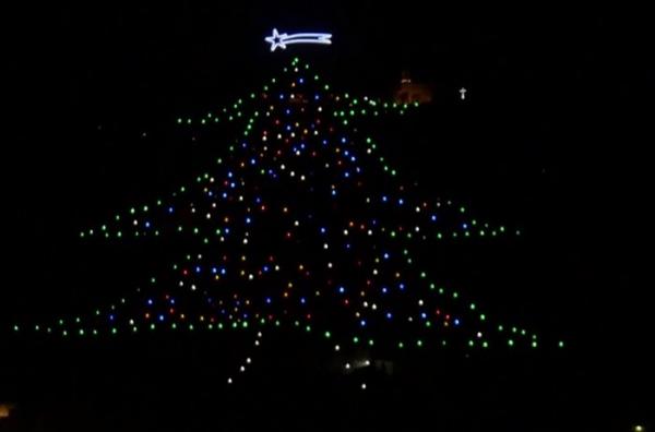 Roma are cel mai urât brad de Crăciun: Pomul de 50.000 de euro s-a veştejit chiar înainte de sărbători (Video)