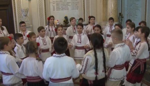 Elevii unei clase primare dintr-o şcoală din Ploieşti sunt aşi la matematică şi campioni la dansuri populare!