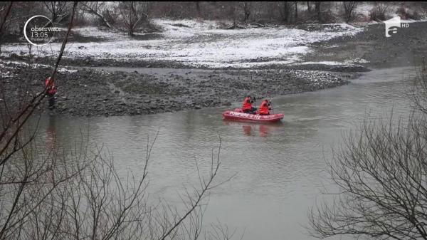 Poliţiştii şi pompierii din Sibiu caută o maşină care ar fi căzut duminică seară în râul Olt