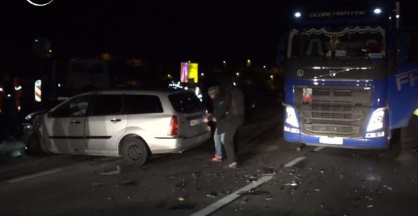 Accident teribil la Mehedinţi. Un şofer a scăpat ca prin minune în urma unui impact violent cu un TIR